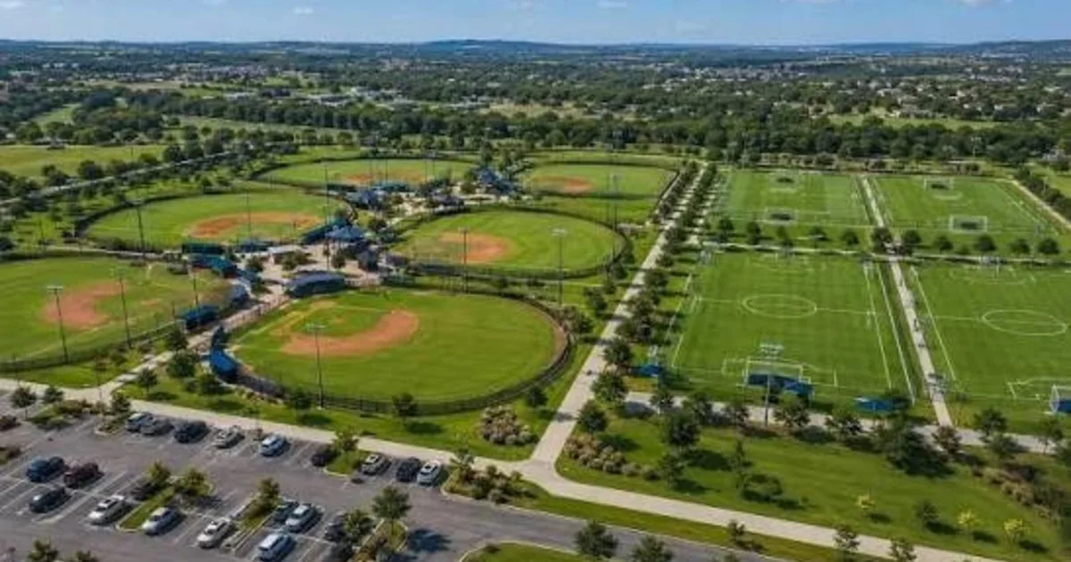Una familia de Texas donó un rancho de 153 acres para un parque deportivo: el enorme terreno ahora se está transformando en un complejo para torneos de béisbol, sóftbol y fútbol en la comunidad