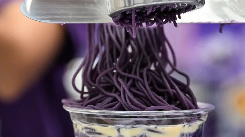 Cette racine violette en poudre est vue comme le "nouveau matcha": face à l'engouement mondial pour l'ube, ses producteurs aux Philippines peinent à suivre la demande