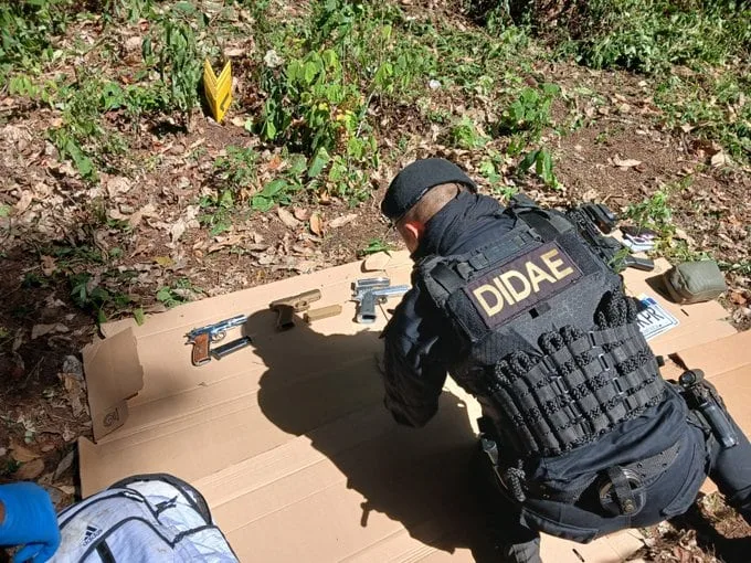 Hallaron un arsenal con armas robadas, dólares y pasaportes en un terreno baldío en Guatemala
