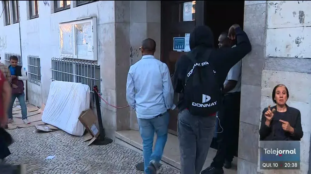 Filas continuam a acumular-se à porta da AIMA em Lisboa