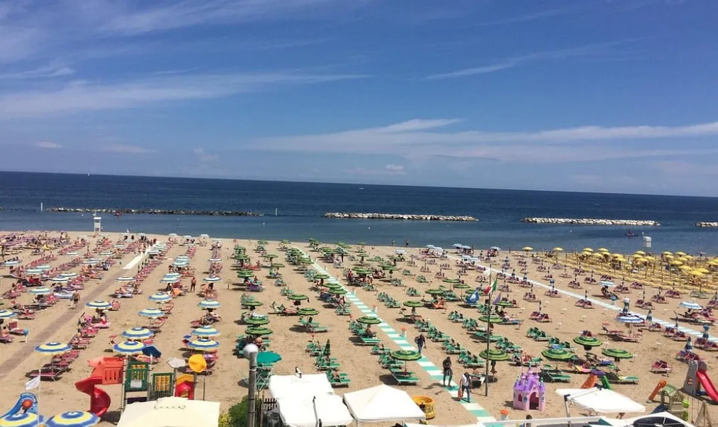 La insólita disputa de una grupo de monjas por retener la concesión de una playa italiana