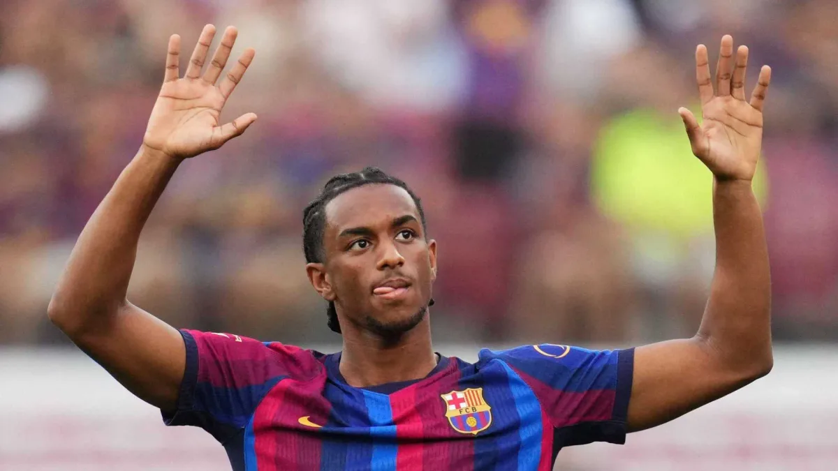 Manchester United avalia empréstimo de Alejandro Balde após perda de espaço no Barcelona