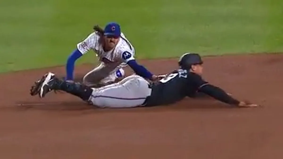 Cubs’ Gausman goes all out to make incredible tag play at third base