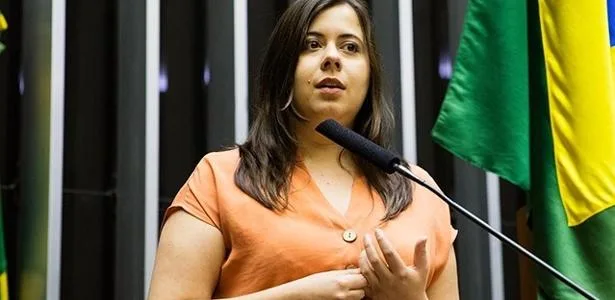 TRE multa Sâmia Bomfim em R$ 5 mil por propaganda irregular contra Tarcísio