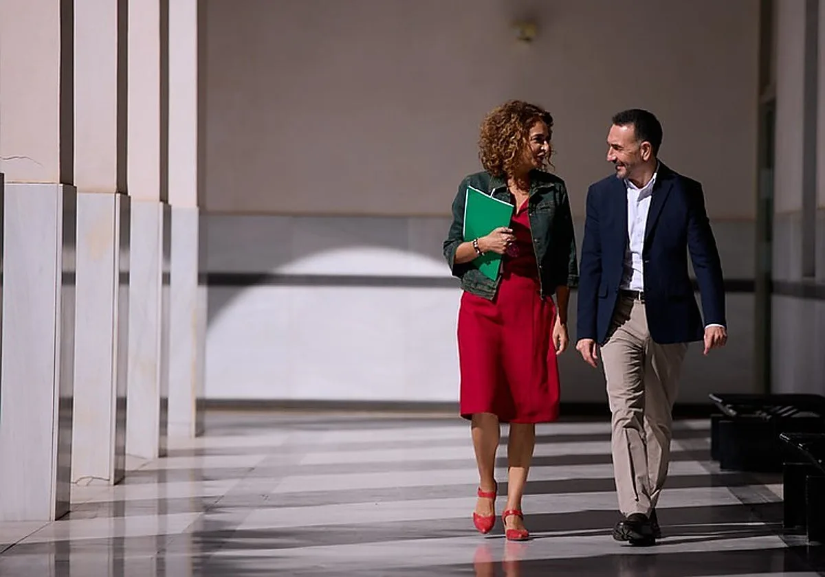 María Jesús Montero denuncia una «cacería política» contra el consejero del PSOE por asesorar a Begoña Gómez