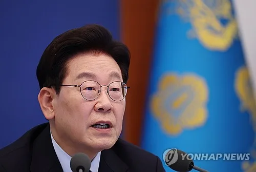 李대통령, '모교' 중앙대 개교기념식 참석…'과잠'도 착용