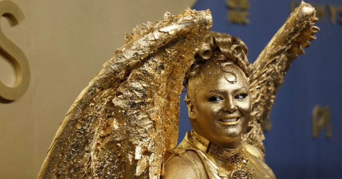 Estrelas desfilam no tapete azul sob sol escaldante antes da cerimônia do Emmy Awards