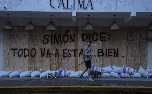 "Simon, no te pases", Puerto Vallarta escribe sus temores y esperanzas ante la llegada del huracán; fachadas se llenan de mensajes