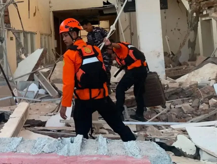 En Indonesia 38 personas mueren tras terremoto