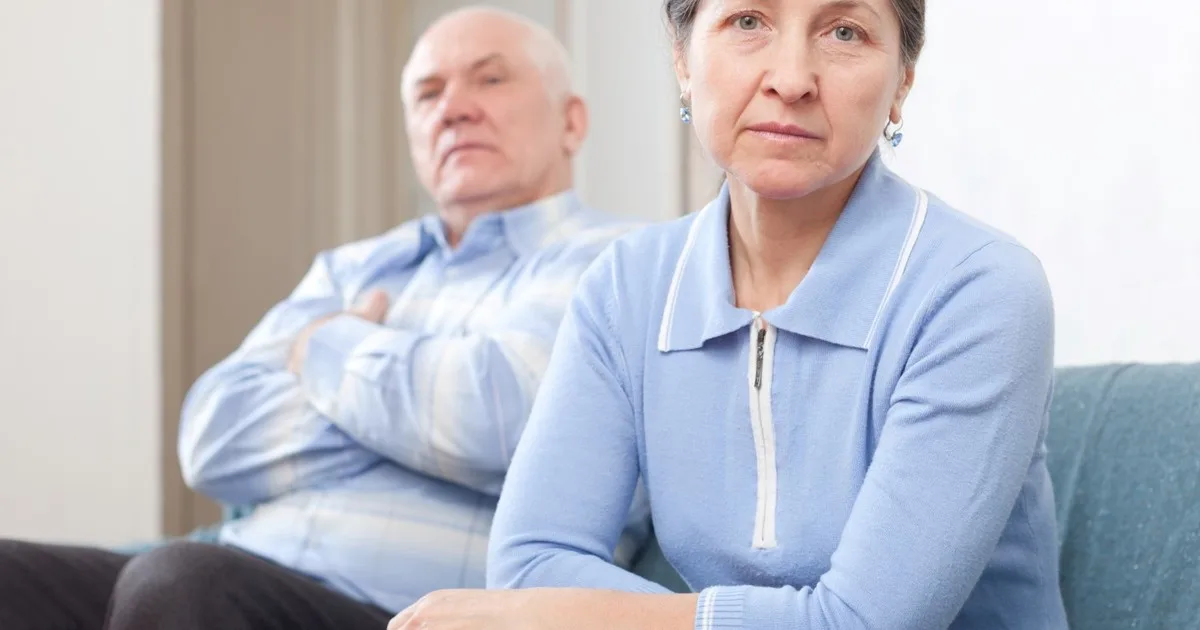 La psicología dice que el tiempo realmente parece pasar más rápido entre los 60 y 70 años, y no es una ilusión: el cerebro registra la novedad y los años rutinarios dejan menos marcas, por lo que períodos enteros se comprimen en la memoria