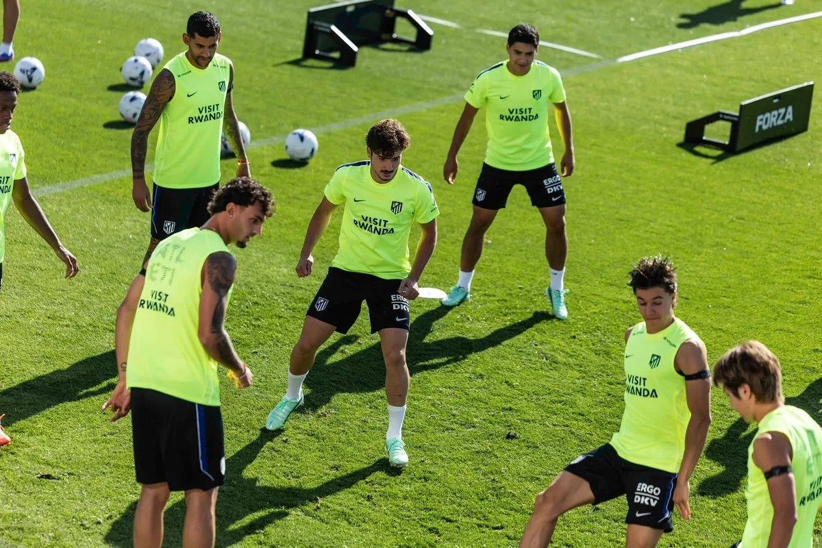Julián Alvarez, con el grupo, preparado para el derbi