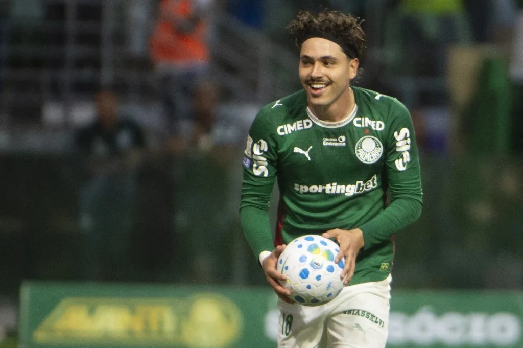 Palmeiras goleia o Vasco e volta a abrir vantagem na ponta do Brasileirão