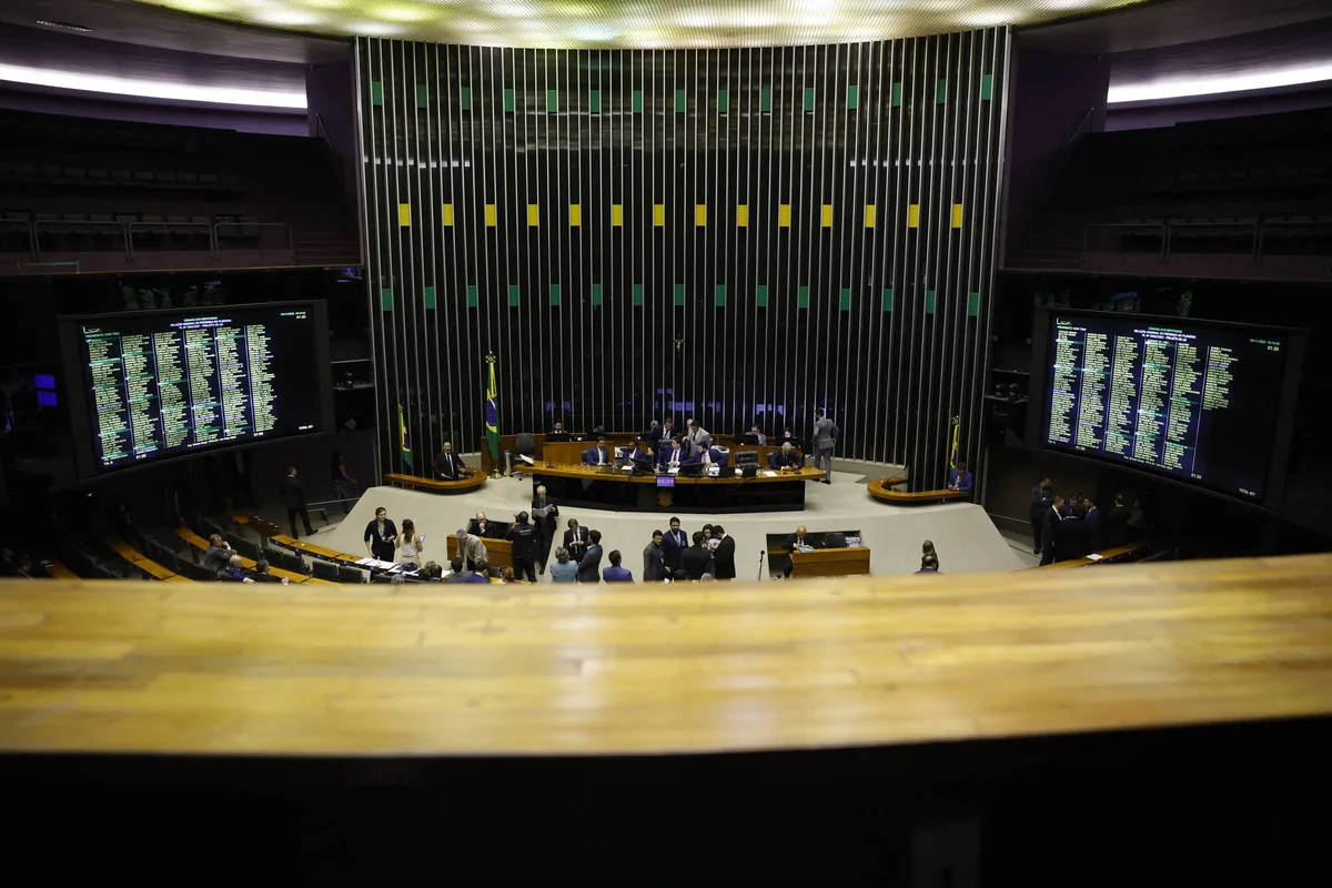 Câmara aprova posse de arma para oficiais de Justiça com apoio de governo Lula e bancada da bala