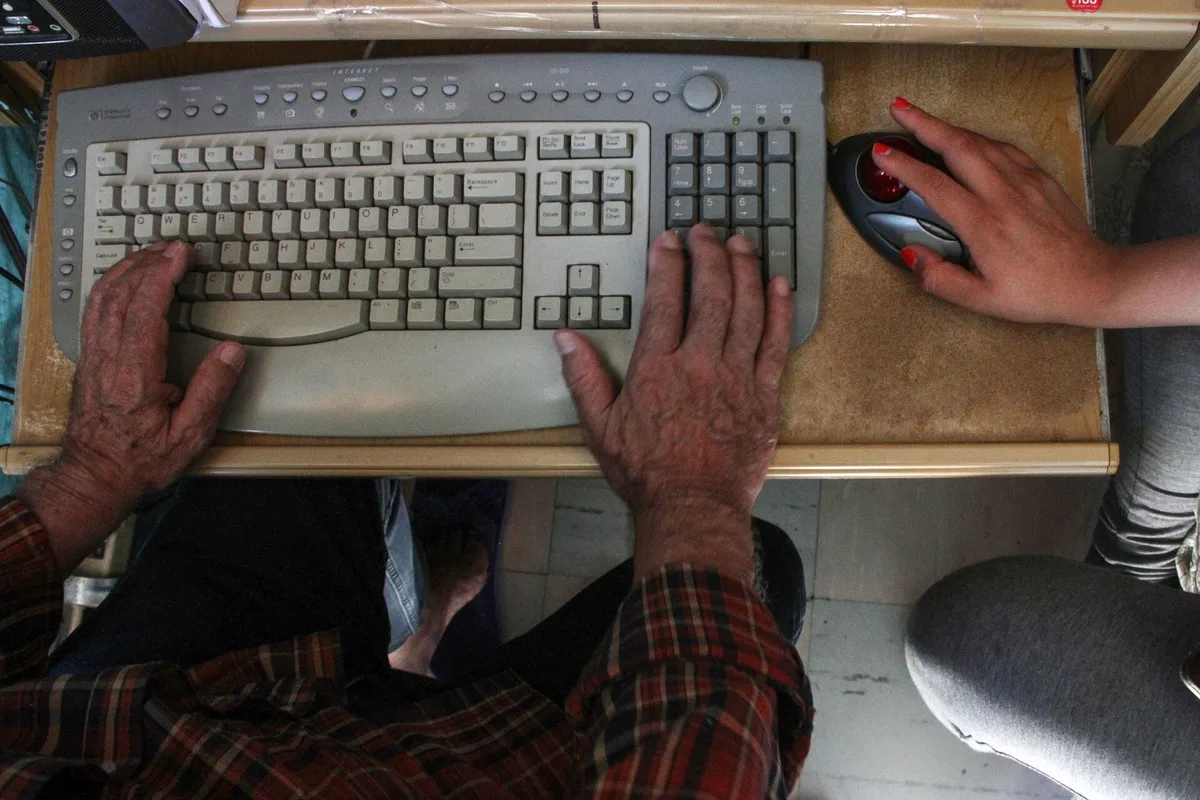 Aumentan los fraudes digitales a adultos mayores en México: 21% de casos es en línea