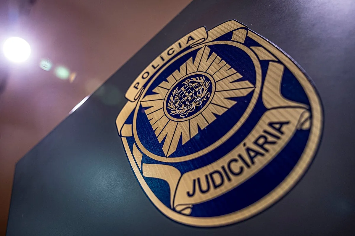 Dois detidos por roubo a bomba de gasolina e farmácia em Almada