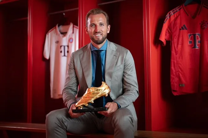 Harry Kane recebe a Chuteira de Ouro do futebol europeu