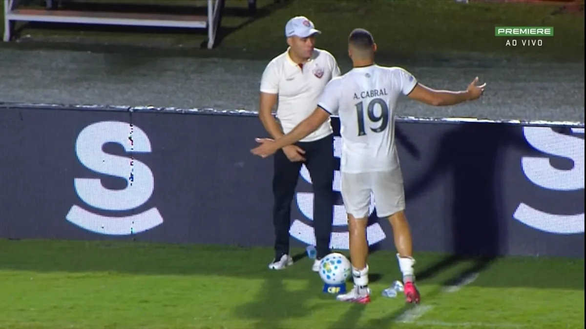 Arthur Cabral, do Botafogo, é denunciado pelo STJD por expulsão contra o Vitória