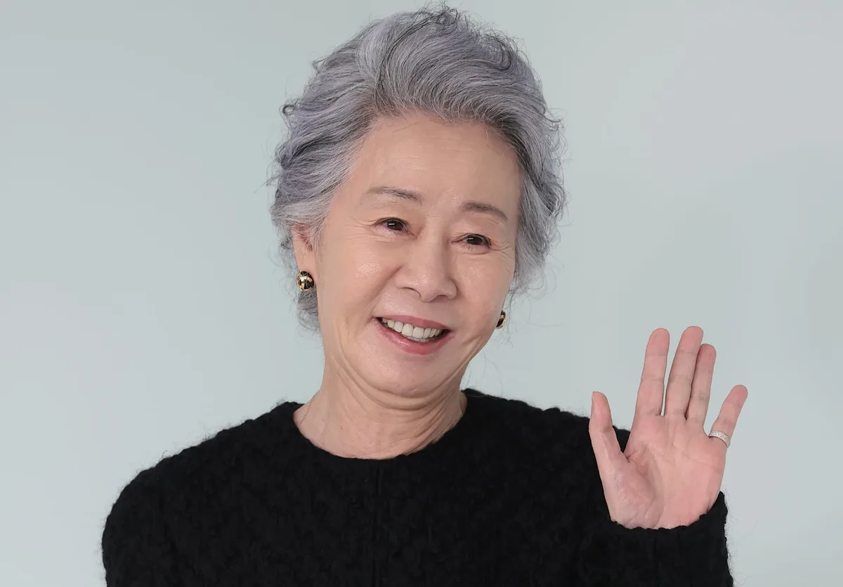 윤여정 팔순 잔치 열렸다…“우리끼리 조촐하게 치렀다”