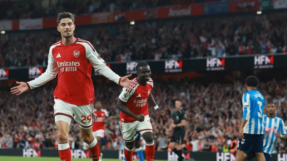 Arsenal make emphatic winning start to title defence