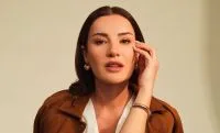 Atriz de “Meu nome é Farah” fica presa em estúdio alagado na Turquia