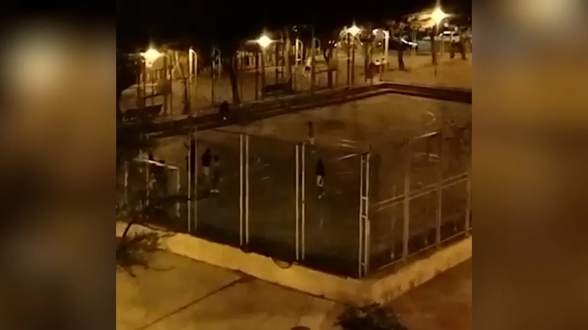 La cancha deportiva que no duerme en Leganés: balonazos, gritos y música hasta altas horas de la madrugada