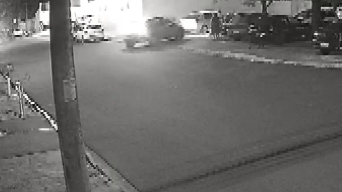 Ladrão desiste de levar carro ao se deparar com adolescente e de deixar veículo 'morrer' no meio da rua em SP