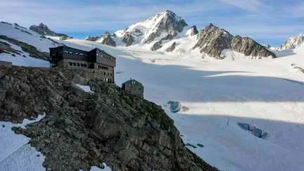 Un alpiniste français de 26 ans meurt après une chute de pierres dans le massif du Mont-Blanc