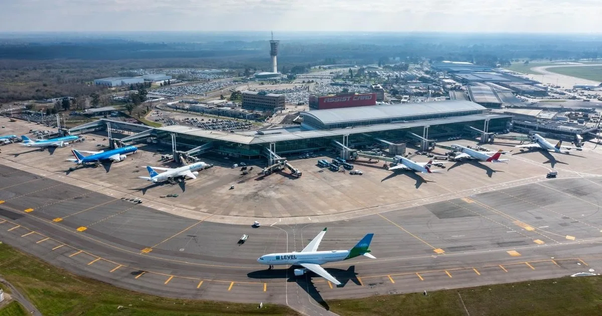 Denuncian que por "motivos operativos" una aerolínea está dejando pasajeros virtualmente varados en Madrid y Buenos Aires