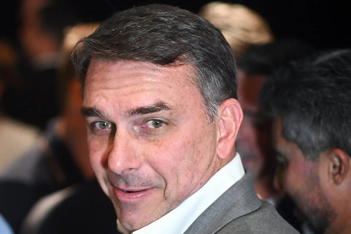 Flávio Bolsonaro conquista apoio de cinco partidos e Lula recalcula rota de campanha
