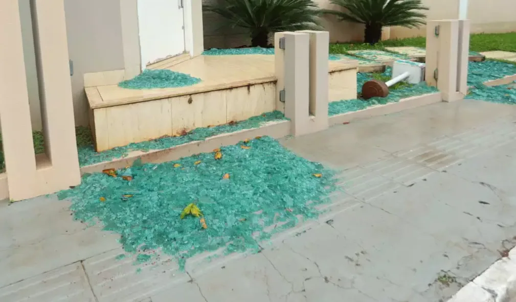 Casa da prefeita amanhece com vidros estilhaçados pela ventania