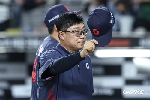 '계약 만료' 김태형 롯데 감독 "3년 안에 못 했으면 감독 책임"