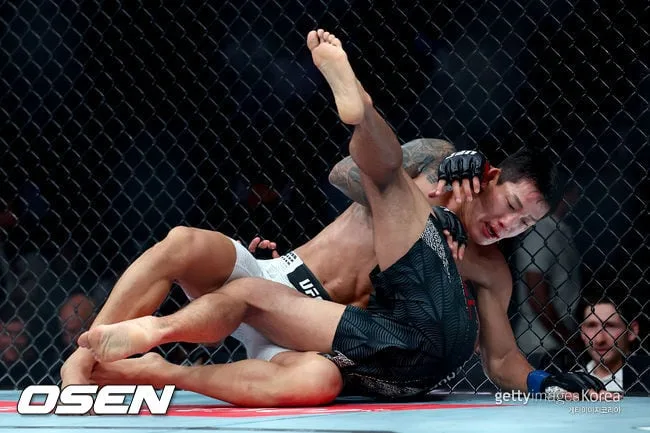 3라운드 추격 아쉽다...'좀비 주니어' 유주상, UFC 복귀전서 판정패→애스웰 주니어에게 당하며 2연패 늪