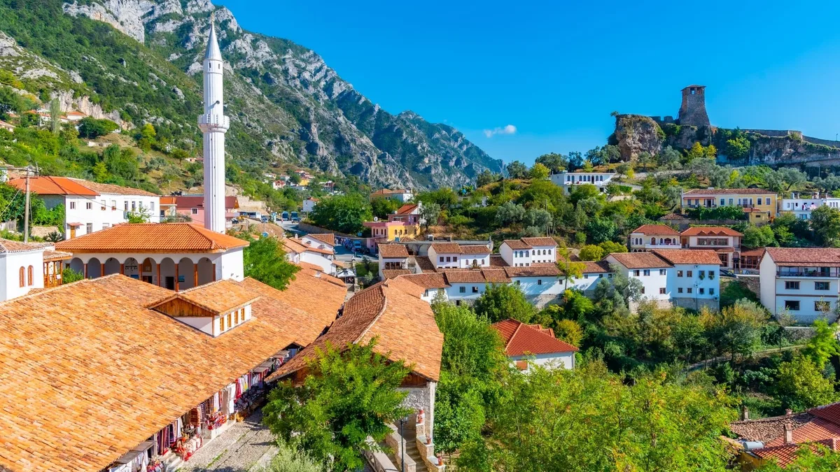 La ruta más fascinante por Albania: ciudades de piedra Patrimonio de la Humanidad, herencia otomana y playas de aguas cristalinas