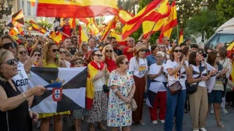 El Gobierno ve "imprescindible" el traslado de menores migrantes a la Península para "destensionar" Ceuta