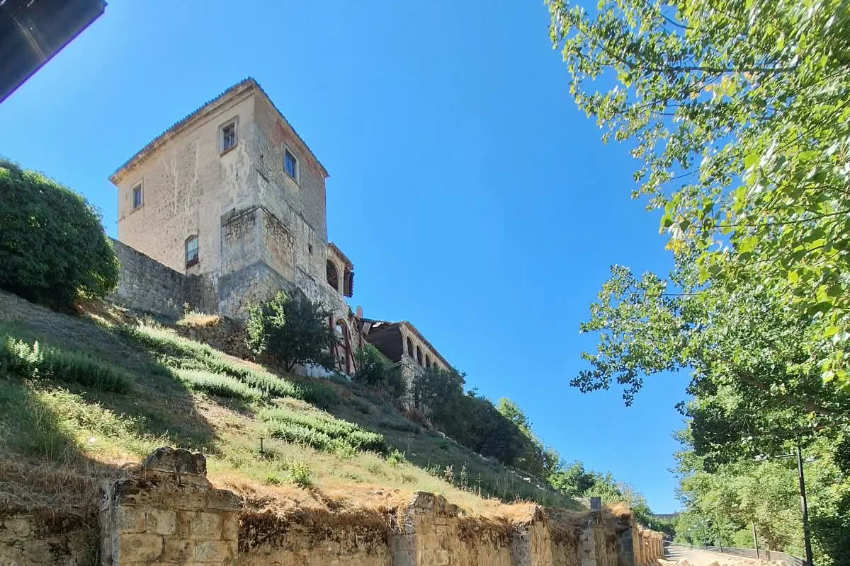 Un grave derrumbe destruye parte de la fachada del Palacio de los Hurtado de Mendoza, BIC de Almazán (Soria)