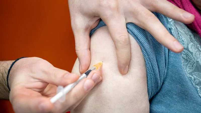 25 millions de doses disponibles, 21 millions de Français prévenus... Ce qu'il faut savoir avant le début de la campagne de vaccination contre la grippe et le Covid