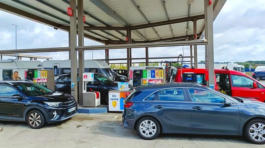 "Un budget essence impossible", les vacanciers de passage en Sarthe rattrapés par le prix des carburants