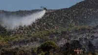 Incêndio florestal na Grécia deixa dois mortos e casas destruídas