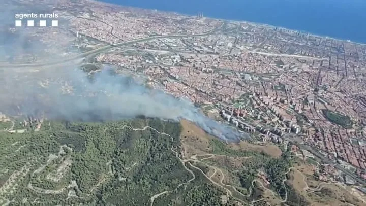 Torre Baró y Ciutat Meridiana (Barcelona) quedan confinados por la humareda del incendio del Parque Natural de la Serra de Collserola: ya hay 25 hectáreas afectadas