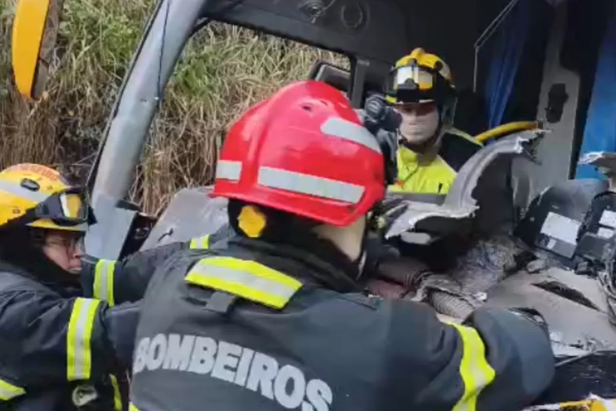 Colisão entre ônibus e caminhão deixa quatro feridos na BR-174; motorista ficou preso às ferragens