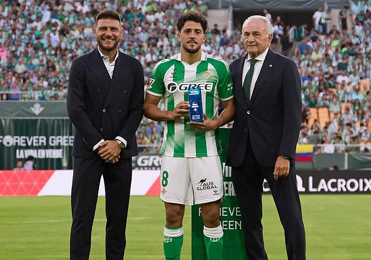Fornals recibió su premio a mejor centrocampista de LaLiga Fantasy 25-26