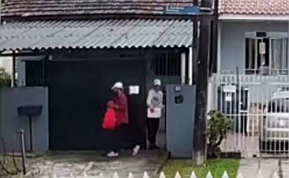 Vídeo! Moradores saem para passar Dia das Crianças com a família e encontram casa revirada após invasão em Curitiba