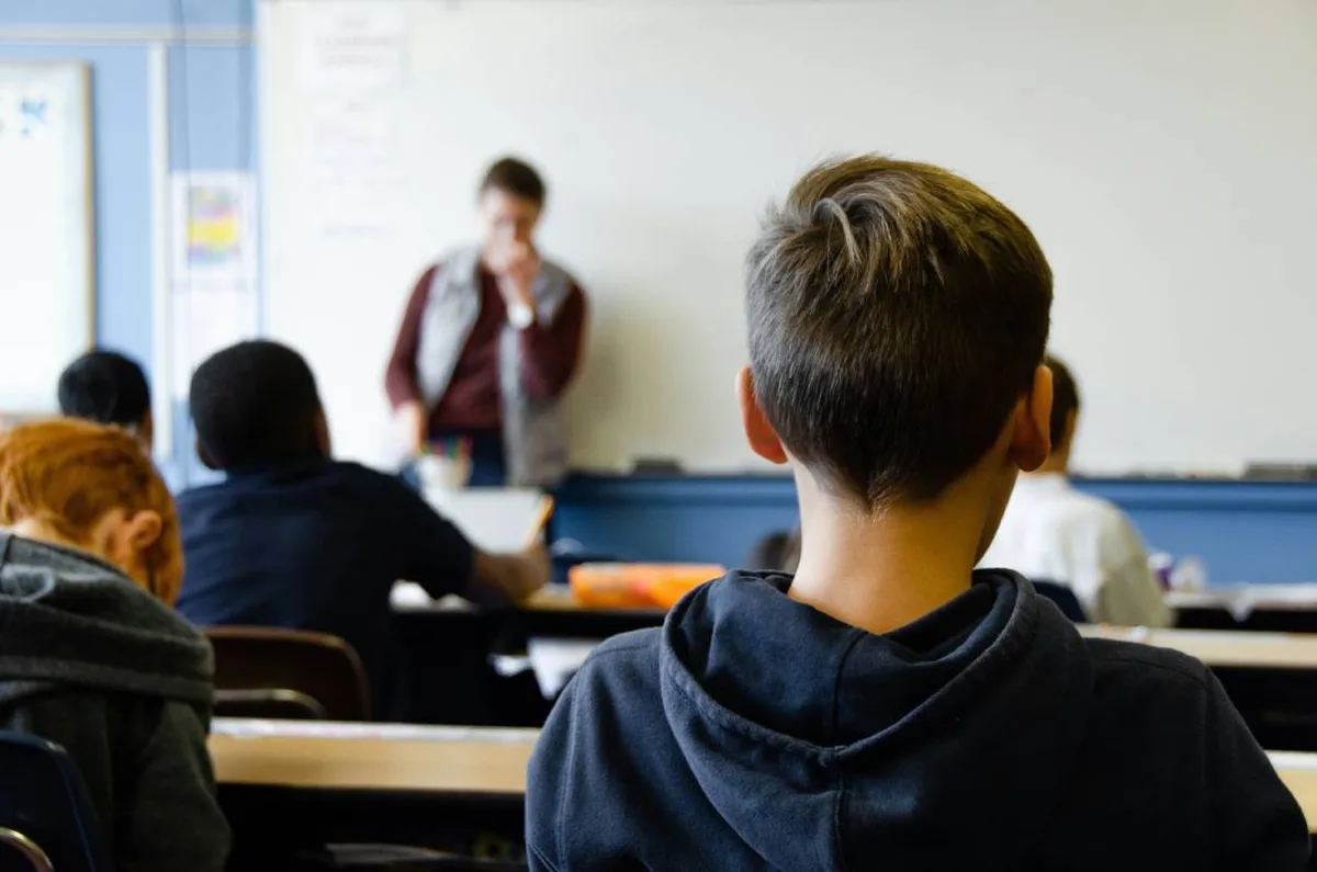 Educadora é afastada após recomendar biografias de Hitler e Mussolini