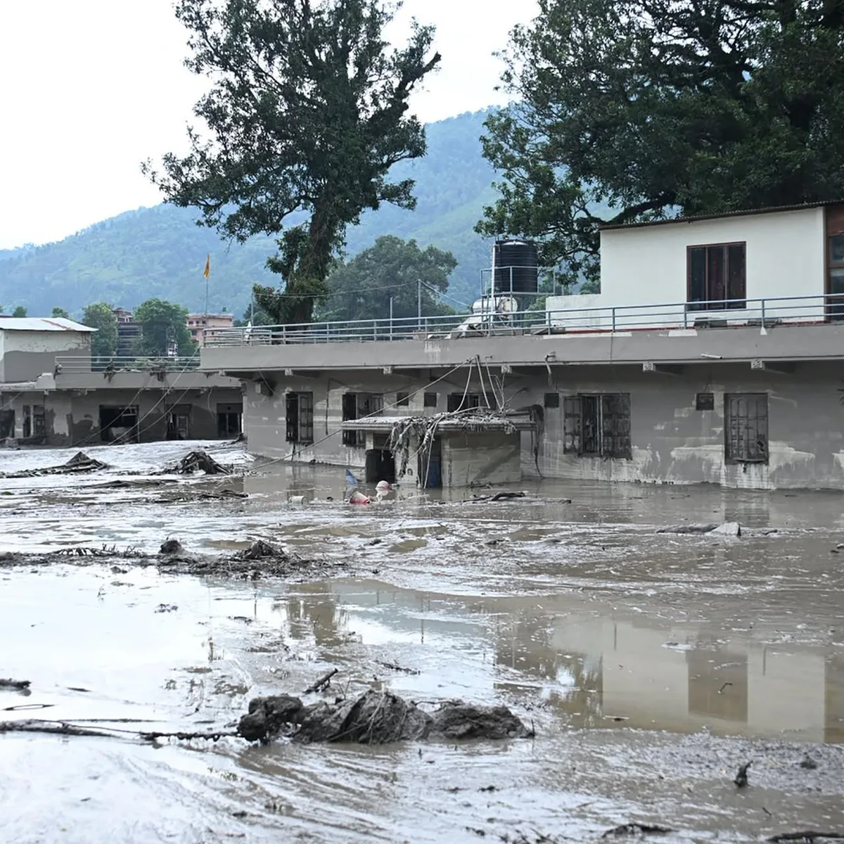 Rettungskräfte im Einsatz - Mindestens 165 Tote und hunderte Vermisste nach Sturzflut im Himalaya, Hinweise auf Gletscherabbruch