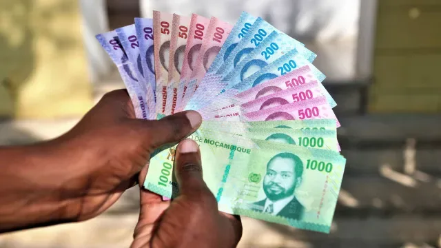 Salários e dívida ameaçam absorver 96% da receita fiscal de Moçambique
