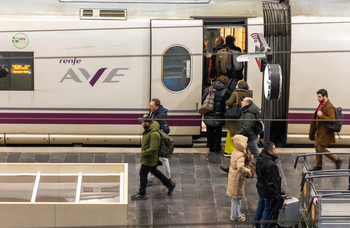 Un incendio en un AVE de Renfe interrumpe la circulación en la línea de alta velocidad Madrid-Barcelona