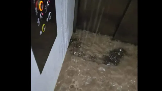 Homem preso em elevador durante cheias em Valência é salvo pelo WhatsApp