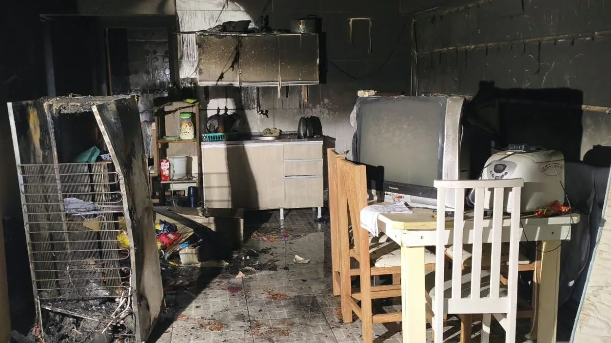 FOTOS: Família escapa de incêndio que destruiu casa em SC