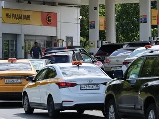 Carburant : les frappes ukrainiennes mettent les Russes au régime sec
