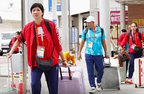 경악! 아시안게임 맞나요? 베트남 女배구 탈 버스가 무려 1시간15분이나 지각...늦장 경기→결국 패배 엔딩, '입촌때도 그러더니' 베트남은 대폭발